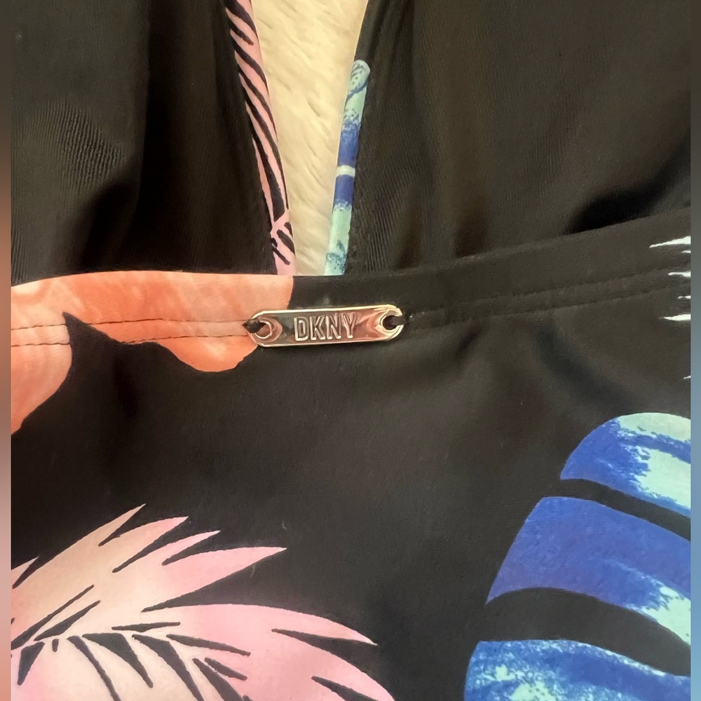 ☀️NWT DKNY tummy control swimsuit. Size large - Picture 5 of 8